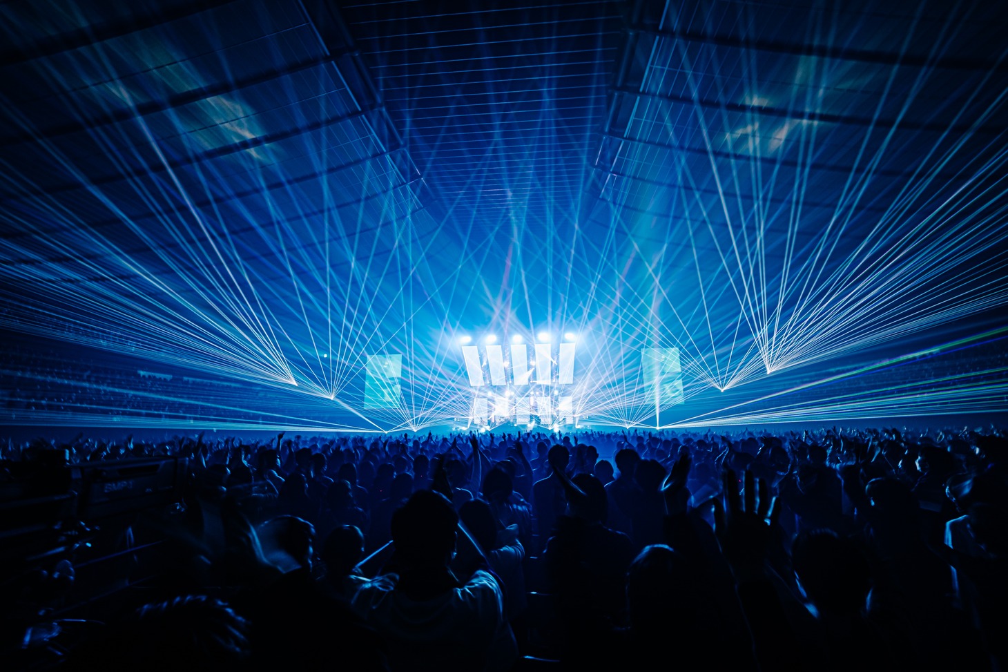 「King Gnu Live Tour 2021AW」国立代々木競技場第一体育館公演の様子。（Photo by Kosuke Ito）