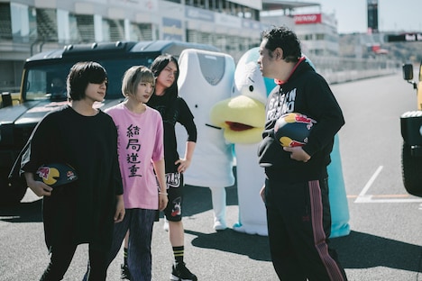 左からヤバイTシャツ屋さん、タンクトップくん、てっくん、岡崎体育。