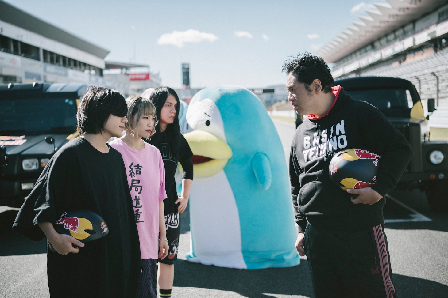 左からヤバイTシャツ屋さん、てっくん、岡崎体育。