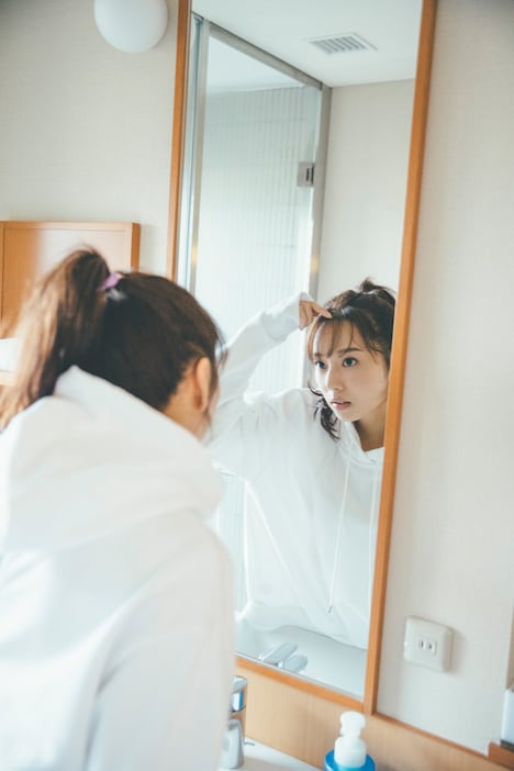 新内眞衣「夜が明けたら」より。（撮影：東京祐）