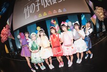 東京・チームスマイル・豊洲PITのステージで記念撮影するAppare!。（撮影：真島洸）