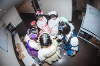 開演前に円陣を組むAppare!。（撮影：真島洸）