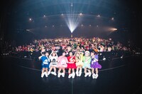 会場の竹の子と記念撮影するAppare!。（撮影：真島洸）