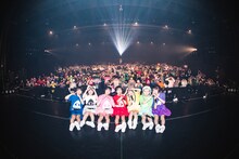 会場の竹の子と記念撮影するAppare!。（撮影：真島洸）