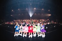 会場の竹の子と記念撮影するAppare!。（撮影：真島洸）