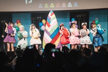 “竹の子”のオブジェと記念撮影するAppare!。（撮影：真島洸）