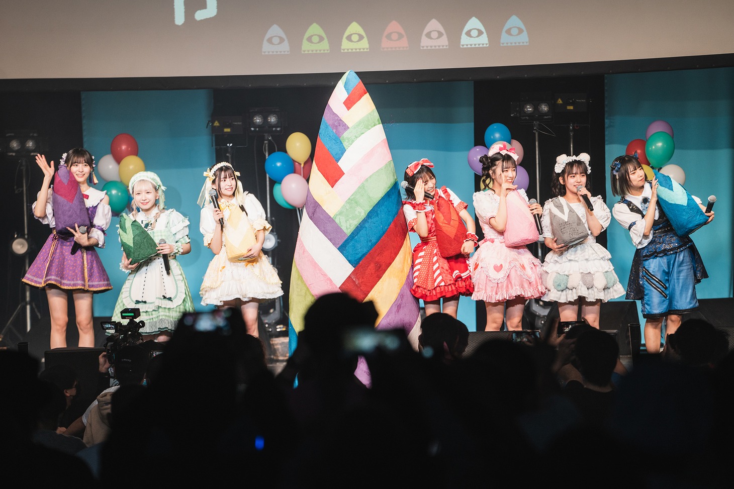 “竹の子”のオブジェと記念撮影するAppare!。（撮影：真島洸）