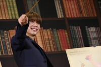 ニュート・スキャマンダーの杖を持つ松島聡（Sexy Zone）。