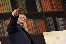 ニュート・スキャマンダーの杖を持つ松島聡（Sexy Zone）。