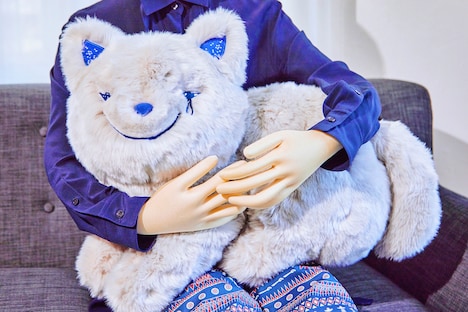 抱きしめられる「リイシューねこちゃん Grande」。