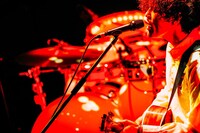 菅原卓郎（Vo, G）（撮影：西槇太一）