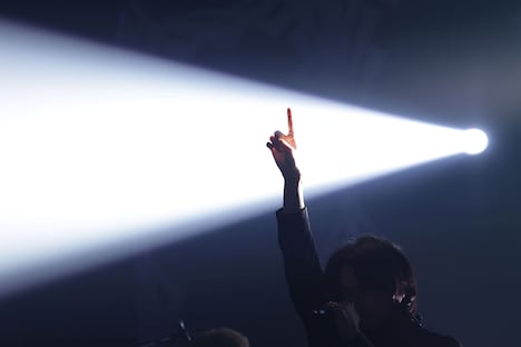 「No.1」の右手を掲げる北村匠海（Vo, G）。