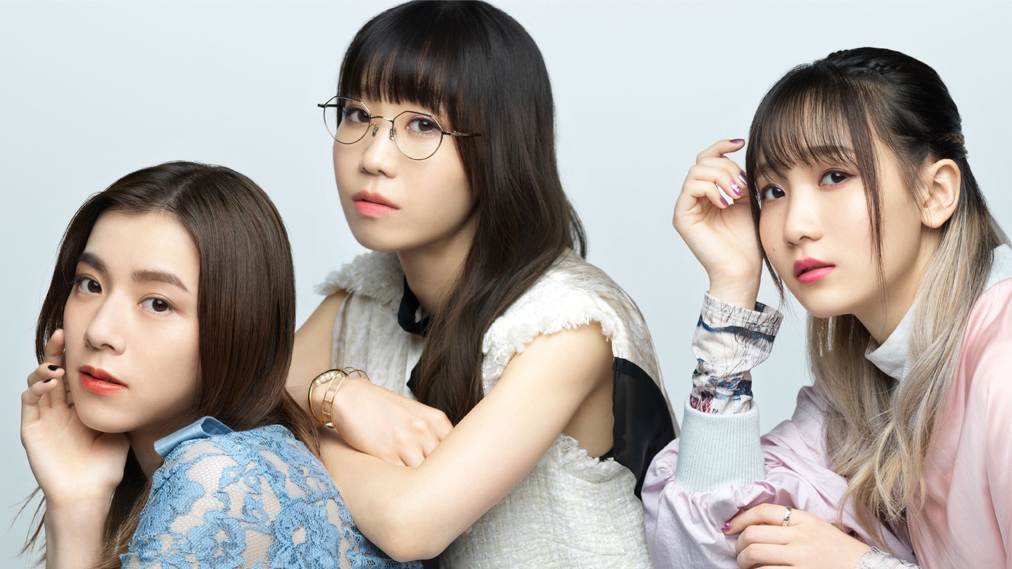 左からmilet、Aimer、幾田りら。