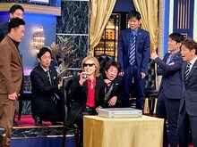 しゃべくりメンバーにアタッシュケースの中身を見せるYOSHIKI（写真中央）。(c)日本テレビ