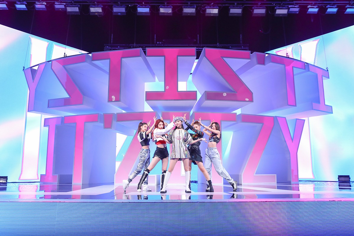 「ITZY JAPAN DEBUT SHOWCASE “IT'z ITZY”」ライブパートの様子。（撮影：Jung kyujung @ MUcreative, Kim dongwoo @ Mucreative）