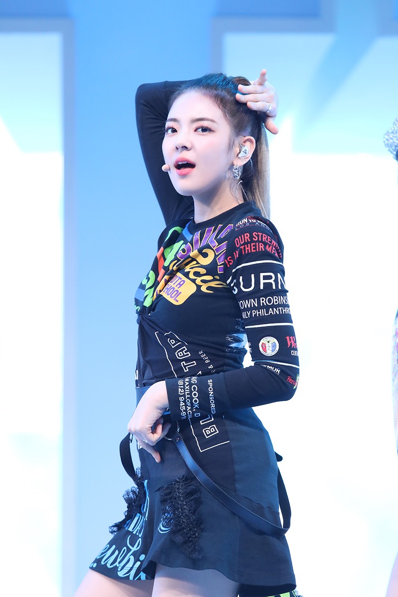 リア（撮影：Jung kyujung @ MUcreative, Kim dongwoo @ Mucreative）