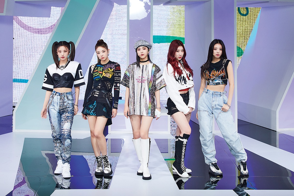 ITZY（撮影：Jung kyujung @ MUcreative, Kim dongwoo @ Mucreative）