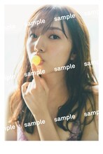 新内眞衣「夜が明けたら」特典ポストカード（撮影：東京祐）