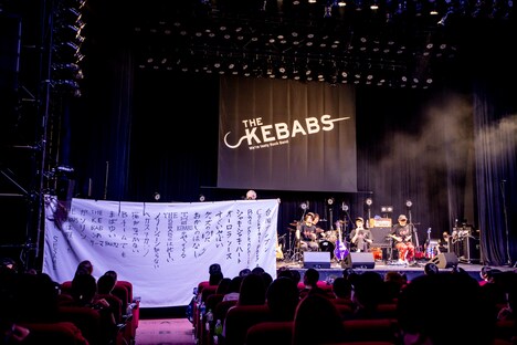 「THE KEBABS 椅子」第2部の様子。(Photo by Viola Kam / V'z Twinkle)