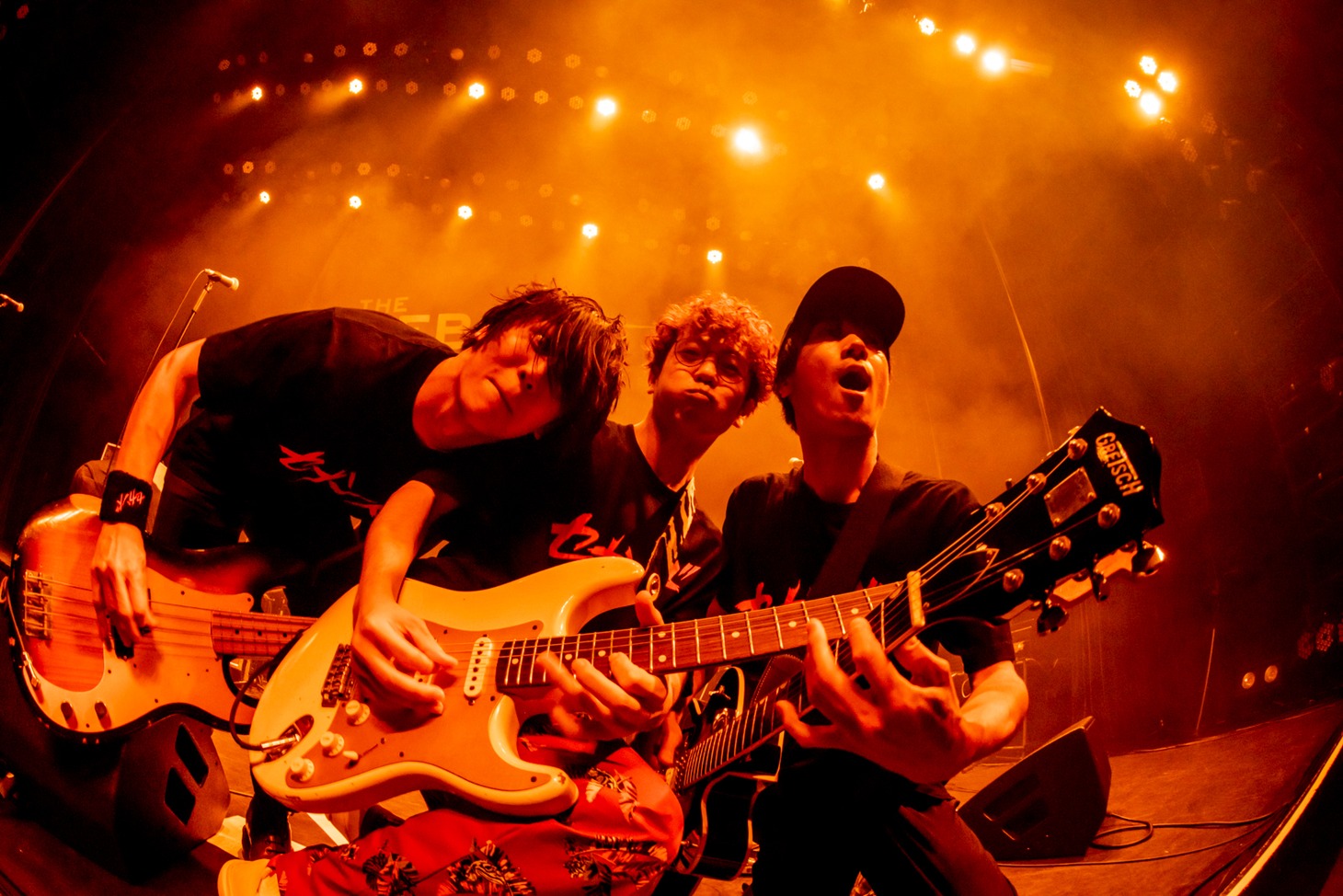 左から田淵智也（B）、新井弘毅（G）、佐々木亮介（Vo, G）。（Photo by Viola Kam / V'z Twinkle）