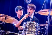 左から佐々木亮介（Vo, G）、鈴木浩之（Dr）。（Photo by Viola Kam / V'z Twinkle）