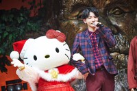 TAKAと腕を組むハローキティ。