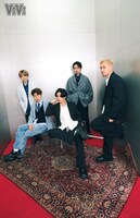 「ViVi」2022年2月号に登場するコムドット。