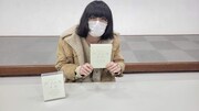 ドレスコーズのライブ映像作品「バイエル（変奏）」のパッケージを手にする志磨遼平。