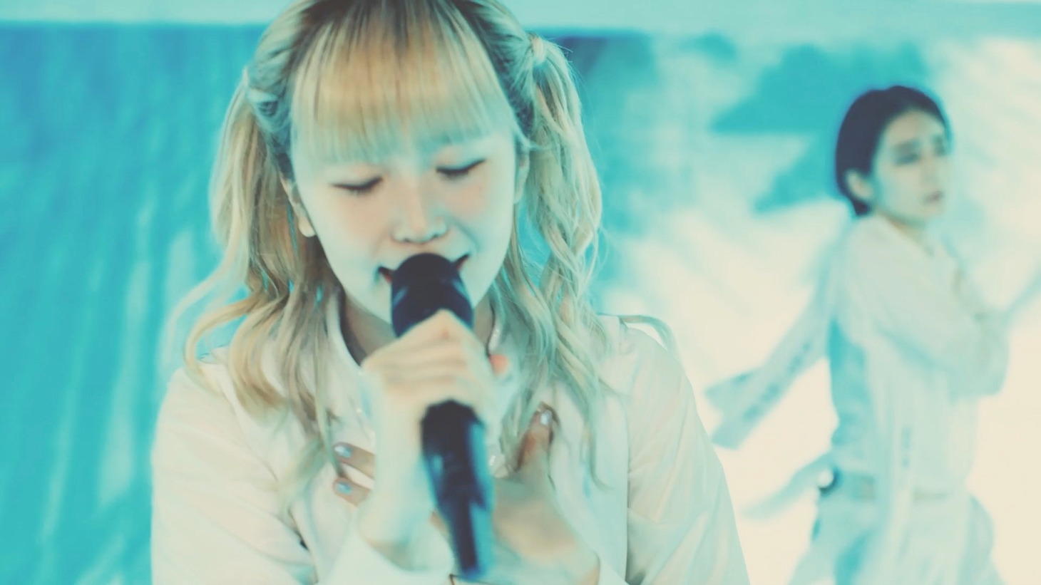 「 EMPiRE / RiNG to the BRiGHT FUTURE [BRiGHT FUTURE LiVE]」より。