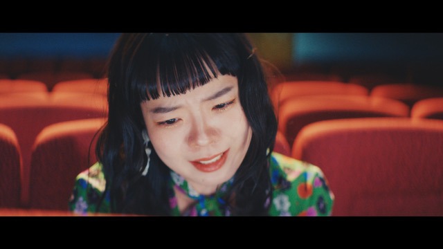 SHISHAMO「ブーツを鳴らして」ミュージックビデオより。