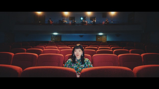 SHISHAMO「ブーツを鳴らして」ミュージックビデオより。