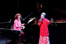 左から矢野顕子、MISIA。（撮影：三浦憲治）