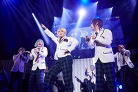 ポーズを決める榊原タツキ（中央）。（写真提供：プランチャイム）