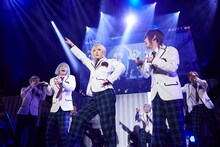 ポーズを決める榊原タツキ（中央）。（写真提供：プランチャイム）