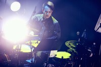 橋本現輝（Dr）（撮影：後藤壮太郎）