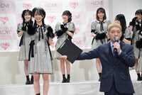 野口衣織を売り込むニューヨークの嶋佐和也。