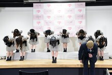 深々とお辞儀する=LOVEとニューヨークの嶋佐和也。