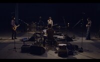 BUMP OF CHICKEN「アカシア」スタジオライブ映像より。