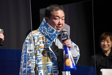 「99.9」シリーズに出演したことのあるプロレスラーのオカダ・カズチカ選手の衣装で登場した木村ひさし監督。