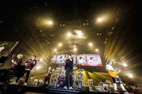 「UVERworld ARENA LIVE 2021 ～THE DAWN WILL BREAK～」神奈川・横浜アリーナ公演の様子。（撮影：森好弘）