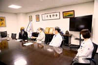 YOSHIKIの紺綬褒章受章式の様子。