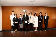 YOSHIKIの紺綬褒章受章式の様子。