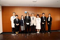 YOSHIKIの紺綬褒章受章式の様子。