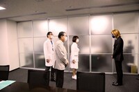 YOSHIKIの紺綬褒章受章式の様子。