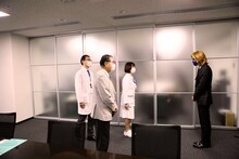 YOSHIKIの紺綬褒章受章式の様子。