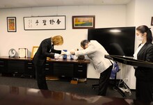 YOSHIKIの紺綬褒章受章式の様子。