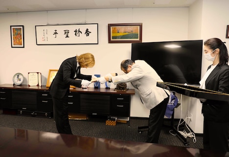 YOSHIKIの紺綬褒章受章式の様子。