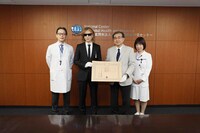 YOSHIKIの紺綬褒章受章式の様子。