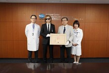 YOSHIKIの紺綬褒章受章式の様子。