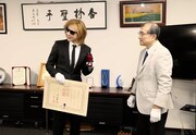 YOSHIKIの紺綬褒章受章式の様子。